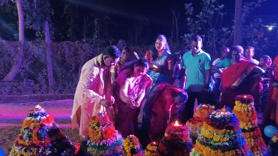 Photo of सार्वजनिक बतकम्मा मंडळला अजयभाऊ कंकडालवार व सोनालीताई कंकडालवार यांची भेट व देणगी