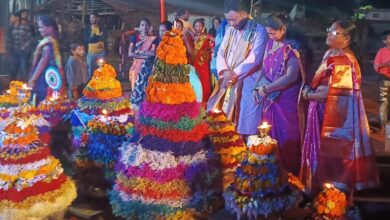 Photo of सार्वजनिक बतकम्मा मंडळला कंकडालवार दाम्पात्यांनी घेतली भेट