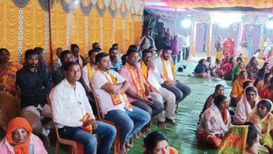 Photo of अष्टमप्रहार महानाम संकीर्तन – भागवत प्रवचन कार्यक्रमला माजी जि.प.अध्यक्ष अजय कंकडालवार यांची उपस्थित