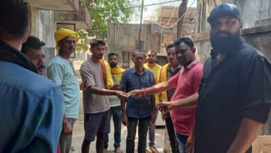Photo of दुचाकी अपघातातील मृतक अक्षय कुळमेथे यांच्या कुटुंबाला अजयभाऊ कंकडालवार यांच्याकडून आर्थिक मदत