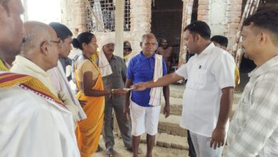Photo of महागाव येथील मेश्राम परिवाराला काँग्रेस नेते अजय कंकडालवार यांनी केली आर्थिक मदत