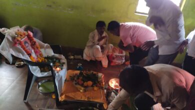 Photo of काँग्रेसनेते अजय कंकडालवार आणि आदिवासी काँग्रेस सेलचे जि.अध्यक्ष हनमंतू मडावी यांनी तेरवी कार्यक्रमाला उपस्थित