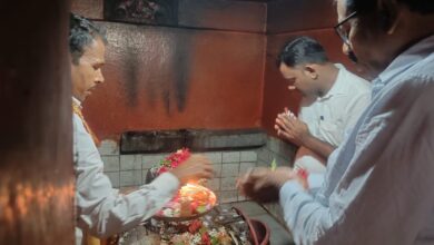 Photo of काँग्रेसनेते अजय कंकडालवार आणि आदिवासी काँग्रेस सेलचे जि.अध्यक्ष हनमंतू मडावी यांनी घेतली शिव मंदिरात दर्शन