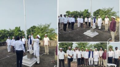 Photo of माजी जि.प.अजयभाऊ कंकडालवार यांच्या शुभहस्ते ध्वजारोहण