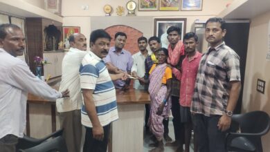Photo of काँग्रेस अहेरी विधानसभा क्षेत्राचे समन्वयक अजय कंकडालवार यांचाकडून मेश्राम परिवाराला आर्थिक मदत