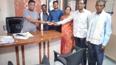 Photo of मोहुर्ले येथील बजरंगबली भजन मंडळाला भजन साहित्य खरेदीसाठी कंकडालवार यांच्याकडून आर्थिक मदत