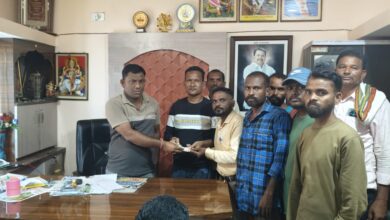 Photo of माजी जि.प.अध्यक्ष अजय कंकडालवार यांनी उरते परिवाराला आर्थिक मदत