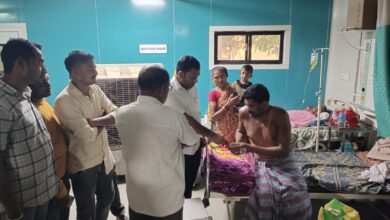 Photo of वनप्राण्याच्या हल्यात शेतकरी घायाळ : अजय कंकडालवार यांनी केली औषध उपचाराकरिता आर्थिक मदत