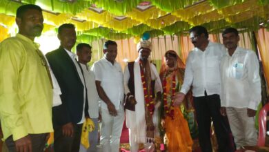 Photo of काँग्रेसनेते अजय कंकडालवार व हनमंतु मडावी यांनी विवाह सोहळ्याला उपस्थित
