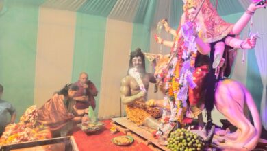 Photo of कंकडालवार दाम्पत्याच्या हस्ते माँ दुर्गा मातेची महाआरती..आदर्श दुर्गा मंडळाकडून महाआरती व महाप्रसाद कार्यक्रम आयोजन