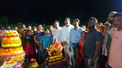 Photo of कंकडालवार दामपत्यांनी अहेरी विधानसभा क्षेत्रातील विविध बतकम्मा मंडळला दिली भेट