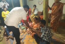 Photo of मेडपल्ली येथील वेलदी कुटुंबाचे नवस व नामकरण कार्यक्रमाला माजी जि.प.अध्यक्ष डॉ.अजय कंकडालवार यांची उपस्थिती