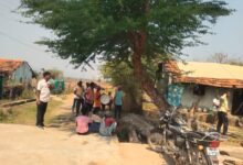 Photo of चिंचगुंडी येथील वृद्ध महिलेच्या अंत्यसंस्कार कार्यक्रमासाठी डॉ.कंकडालवार कडून आर्थिक मदतीचे हात