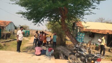 Photo of चिंचगुंडी येथील वृद्ध महिलेच्या अंत्यसंस्कार कार्यक्रमासाठी डॉ.कंकडालवार कडून आर्थिक मदतीचे हात