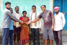 Photo of कोर्ला येथील पागे कुटुंबाला तेरवी कार्यक्रमाला डॉ.अजय कंकडालवार यांचाकडून आर्थिक मदत