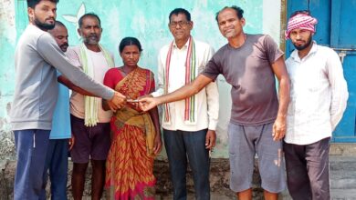 Photo of कोर्ला येथील पागे कुटुंबाला तेरवी कार्यक्रमाला डॉ.अजय कंकडालवार यांचाकडून आर्थिक मदत