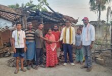 Photo of सिरोंचाच्या कोर्ला येथे तेंदूपत्ता वेचायला गेलेल्या कुटुंबाचे घर आगीत खाक : दीड लाखाचे नुकसान, अजय कंकडालवार यांची तात्काळ आर्थिक मदत