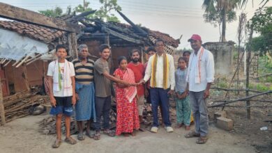 Photo of सिरोंचाच्या कोर्ला येथे तेंदूपत्ता वेचायला गेलेल्या कुटुंबाचे घर आगीत खाक : दीड लाखाचे नुकसान, अजय कंकडालवार यांची तात्काळ आर्थिक मदत
