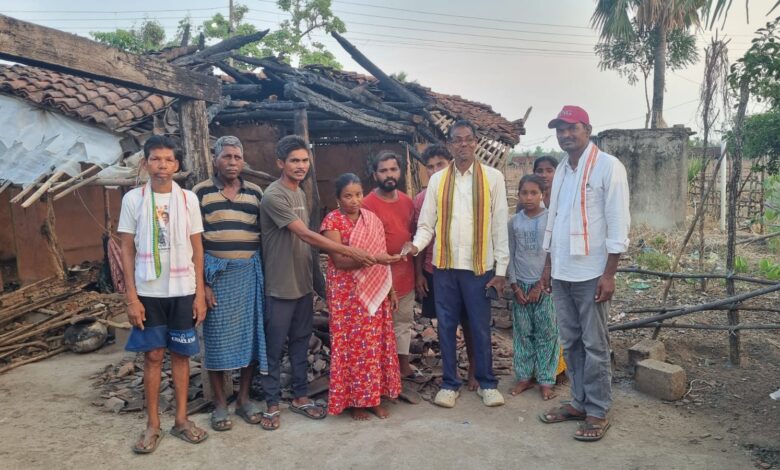 Photo of सिरोंचाच्या कोर्ला येथे तेंदूपत्ता वेचायला गेलेल्या कुटुंबाचे घर आगीत खाक : दीड लाखाचे नुकसान, अजय कंकडालवार यांची तात्काळ आर्थिक मदत