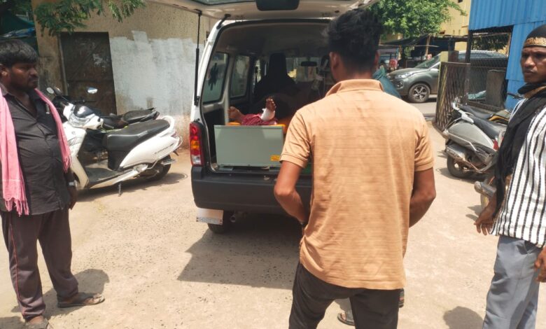Photo of लाकूड कापताना पायावर आरामशीन पडून तरुण गंभीर जखमी : आर्थिक अडचणीमुळे उपचारासाठी हाल