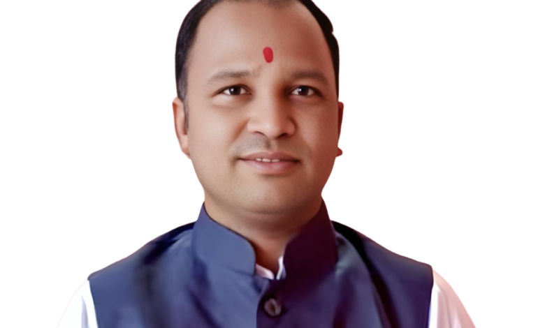 Photo of सामाजिक कार्यकर्ते संतोष ताटीकोंडावार ठरत आहेत ‘जनतेच्या मनातील राजा’ : समस्या जाणून थेट रस्त्यावर उतरणारा लढवय्या