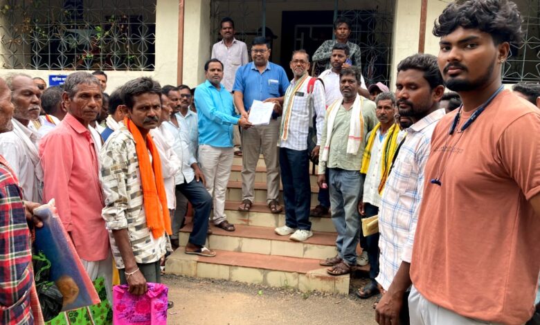 Photo of सिरोंचा तहसीलदार कार्यालयावर शेकडो आदिवासी अतिक्रमणधारकांनी दिली धडक