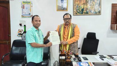Photo of अहेरी महिला व बाल रुग्णालयासमोर प्रवासी निवाऱ्याची मागणी