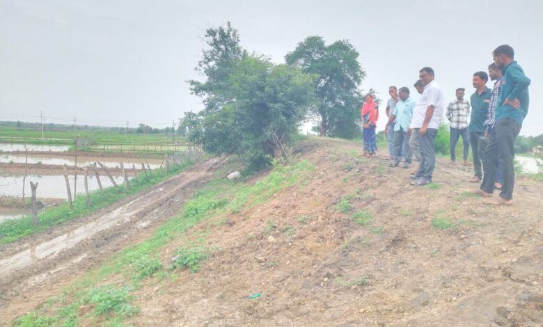 Photo of तलावाच्या मातीमुळे रस्ता झाला चिखलमय : कंकडालवार यांनी केली पाहणी,संबंधितांना दिल्या सूचना