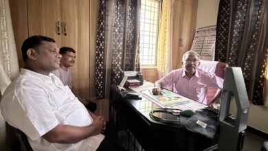 Photo of तीन दशकांची निस्वार्थ सेवा : डॉ.कन्ना मडावी यांची भेट घेऊन डॉ.अजय कंकडालवार यांनी दिल्या सेवानिवृत्तीच्या शुभेच्छा