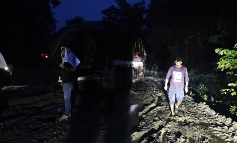 Photo of चिखलात ट्रक रुतल्याने अहेरी-सिरोंचा राष्ट्रीय महामार्ग 6 तास ठप्प; प्रवाशांचा प्रचंड मनस्ताप