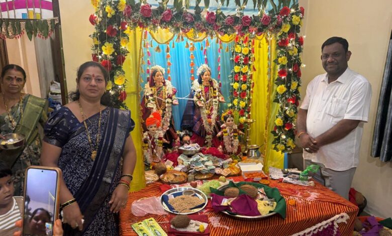 Photo of महालक्ष्मी पूजेनिमित्त अहेरीत भक्तिमय वातावरण; मानकरी व्यापारी नारायणजी खांडरे यांच्या निवासस्थानी?