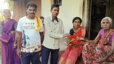 Photo of माणुसकीचे दर्शन; राजाराम येथील जीवन अर्का यांच्या तेरवी कार्यक्रमासाठी डॉ.अजयभाऊ कंकडालवार यांच्याकडून आर्थिक मदत,परिसरातून कौतुक