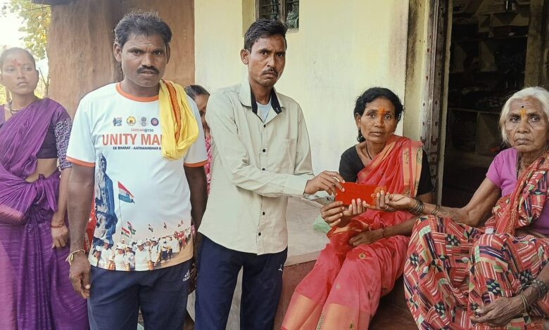 Photo of माणुसकीचे दर्शन; राजाराम येथील जीवन अर्का यांच्या तेरवी कार्यक्रमासाठी डॉ.अजयभाऊ कंकडालवार यांच्याकडून आर्थिक मदत,परिसरातून कौतुक