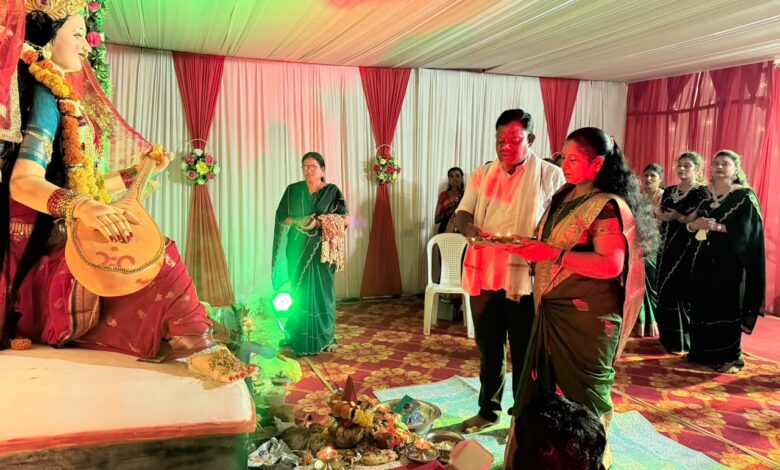 Photo of कर्मवीर पोलीस कॉलनी शारदा मंडळ अहेरी येथे शारदा मातेची महाआरती उत्साहात संपन्न
