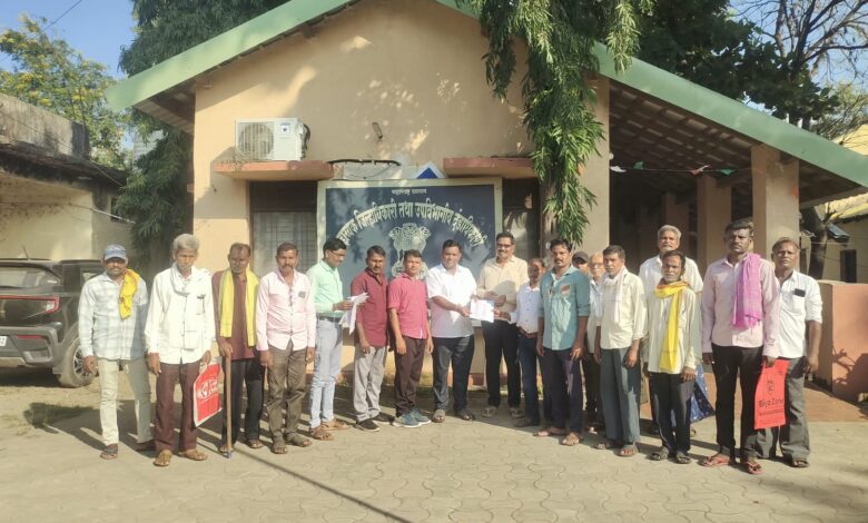Photo of वनहक्क पट्ट्यासाठी शेतकऱ्यांचे अहेरीत निवेदन; अजयभाऊ कंकडालवार यांच्या नेतृत्वाखाली प्रशासनाला धावपळ